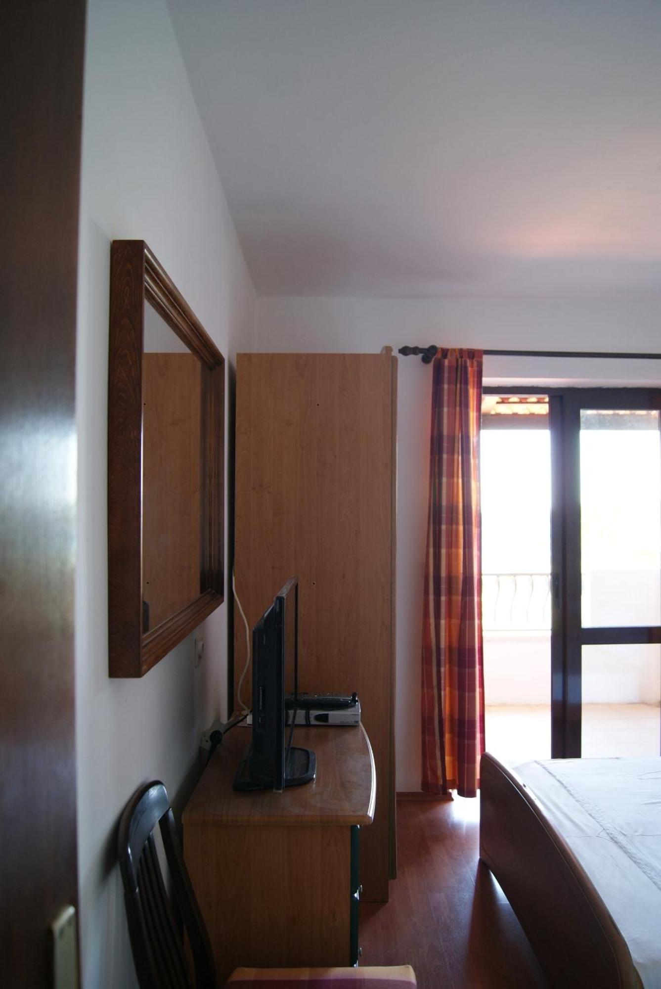 Apartments By The Sea Zavala, Hvar - 553 Jelsa  Ruang foto